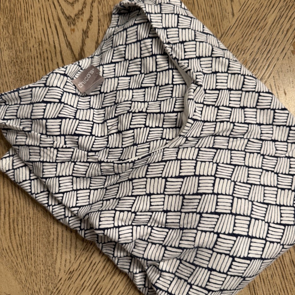 Chicos V-Neck Top Navy Blue White‎ Basketweave Geometric 3/4 Sleeve Size 2 Large